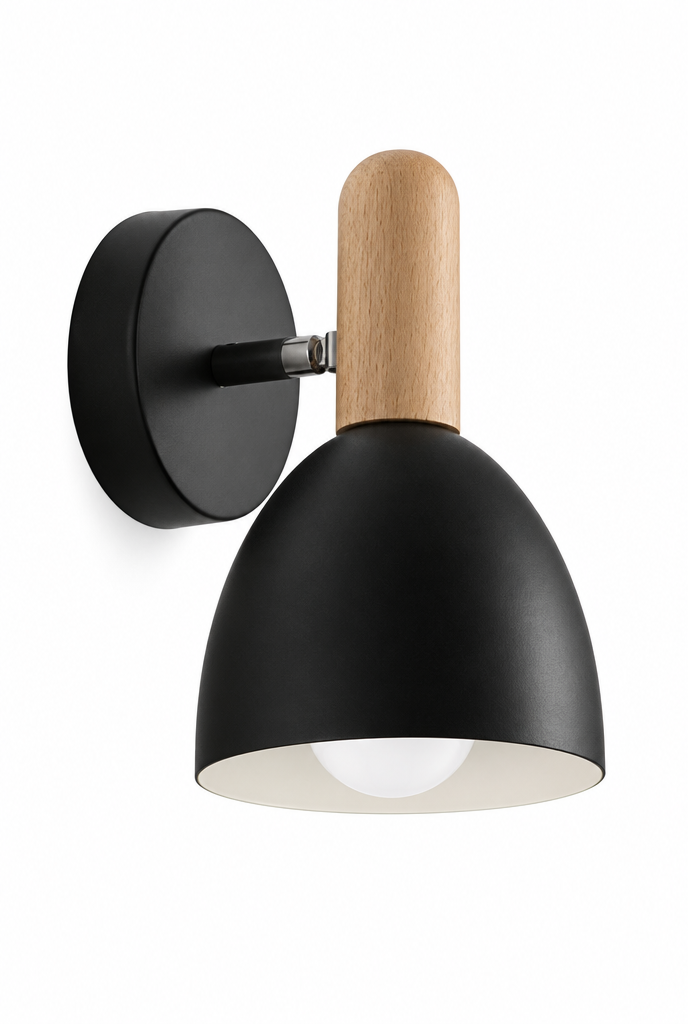 Vägglampa med trädetalj och rundad metallskärm – vit bakgrund