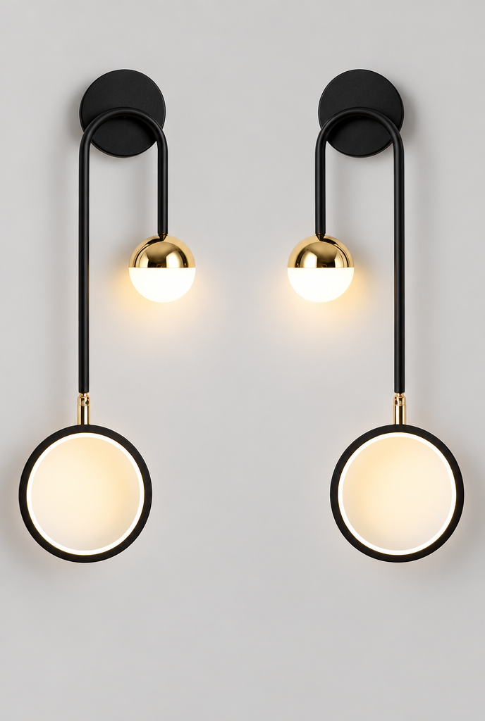 Vägglampa med rund ljusskiva och liten glob