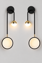 Vägglampa med rund ljusskiva och liten glob