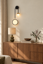 Vägglampa med rund ljusskiva och liten glob