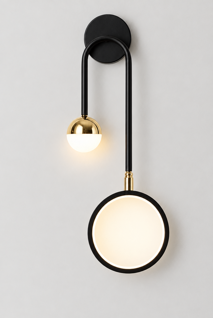 Vägglampa med rund ljusskiva och liten glob