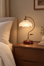 Bordslampa med blomformad glaskärm och träfot