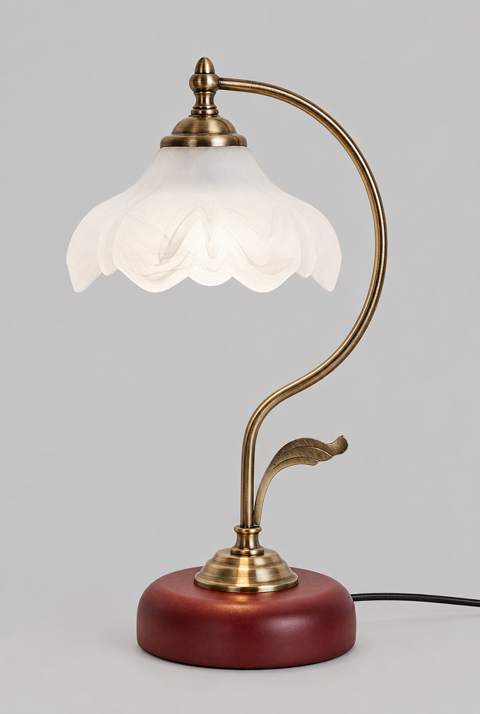 Bordslampa med blomformad glaskärm och träfot
