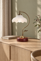 Bordslampa med blomformad glaskärm och träfot