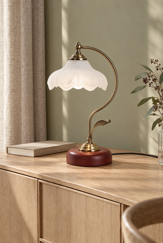 Bordslampa med blomformad glaskärm och träfot