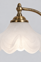 Bordslampa med blomformad glaskärm och träfot