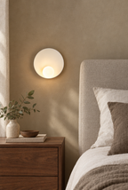 Rund vägglampa med skulptural skärm