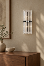 Vägglampa med vertikala kristallstavar