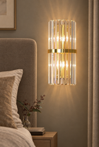Vägglampa med vertikala kristallstavar
