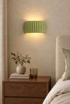 Vägglampa med räfflad skärm i resin