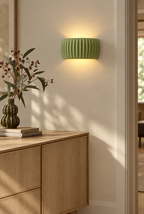 Vägglampa med räfflad skärm i resin