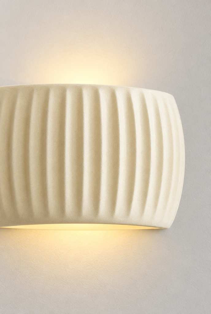 Vägglampa med räfflad skärm i resin
