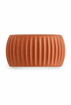 Vägglampa med räfflad skärm i resin – vit bakgrund