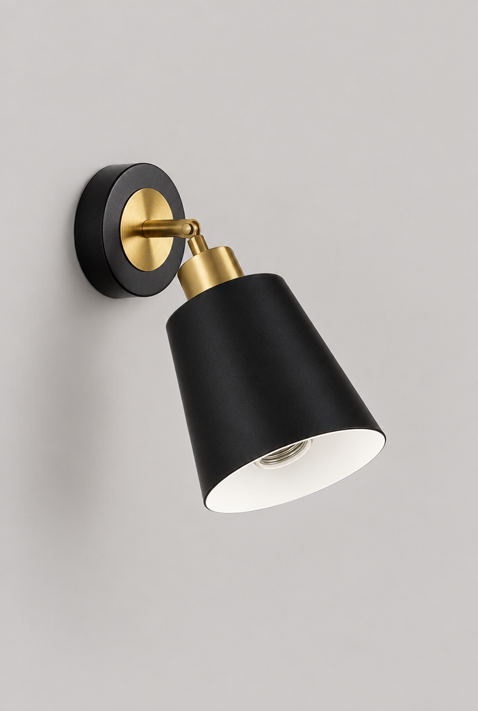 Riktbar vägglampa med konformad metallskärm