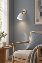Riktbar vägglampa med konformad metallskärm