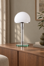 Bordslampa med vit glaskupa, kromdetaljer och glasfot