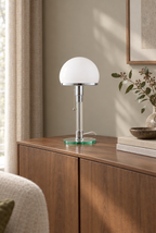 Bordslampa med vit glaskupa, kromdetaljer och glasfot