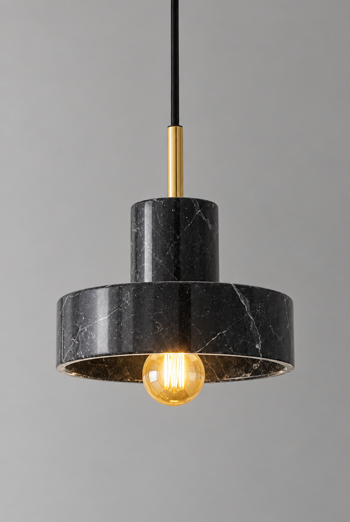 Takpendel i marmor med guldfärgad detalj
