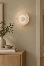 Rund vägglampa med veckad metallskärm