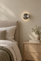 Rund vägglampa med blank kupol