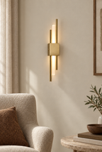 Mässingsfärgad vägglampa med smala ljusstavar