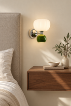 Vägglampa med veckad skärm och färgad detalj