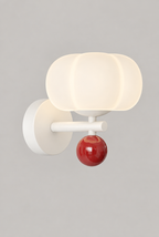 Vägglampa med veckad skärm och färgad detalj