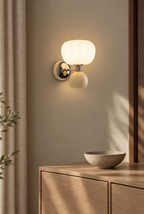 Vägglampa med veckad skärm och färgad detalj