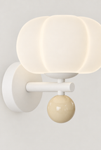 Vägglampa med veckad skärm och färgad detalj