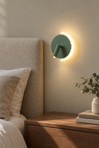 Vägglampa med riktbar lässpot