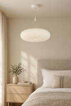 Plafond och pendel med veckad vit skärm