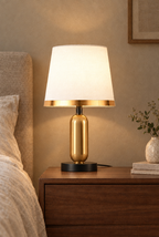 Bordslampa med textilskärm och guldfärgad fot