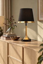 Bordslampa med textilskärm och guldfärgad fot